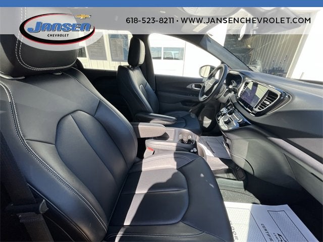 2025 Chrysler Pacifica Select