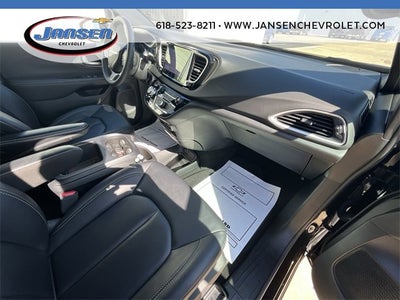 2025 Chrysler Pacifica Select